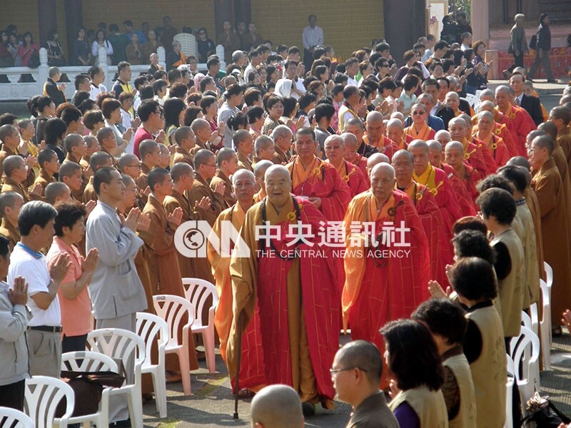 星雲法師1949年遷居台灣，1967年開創佛光山，以多角化經營致力推動「人間佛教」，大師2023年2月5日圓寂。圖為2008年兩岸三地佛教界聯合舉辦「第2屆世界佛教論壇」，星雲法師（中）帶領信眾祈福。（中央社檔案照片）