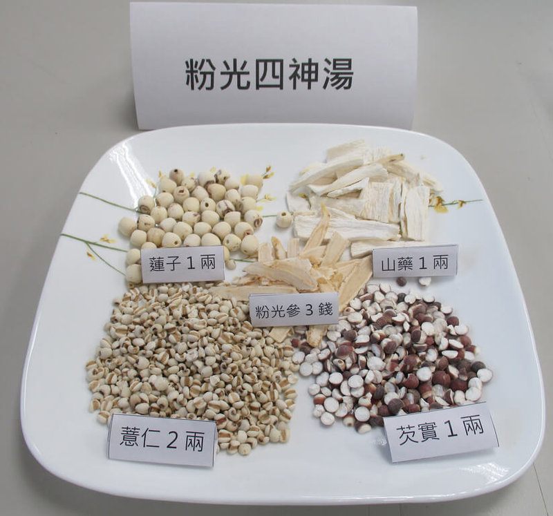 高雄市衛生局分享消暑飲品「粉光四神湯」,食材需備好排骨1份,中藥材薏仁2兩、芡實1兩、蓮子1兩、山藥1兩、粉光參3錢等。料理方法是先將排骨川燙後,再與中藥材一起小火燉煮2小時。(高雄市政府衛生局提供)中央社記者林巧璉傳真 112年5月15日