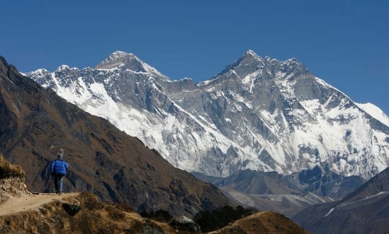 尼泊爾雪巴嚮導帕桑．達瓦．雪巴14日第26度登頂聖母峰，成為全球第2位實現此壯舉的人。圖為一名登山客自尼泊爾山上觀賞聖母峰。（路透社）