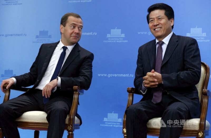 圖為2015年李輝（右）任駐莫斯科大使時，與時任俄羅斯總理麥維德夫（左）一同參加視訊會議。（中央社檔案照片）