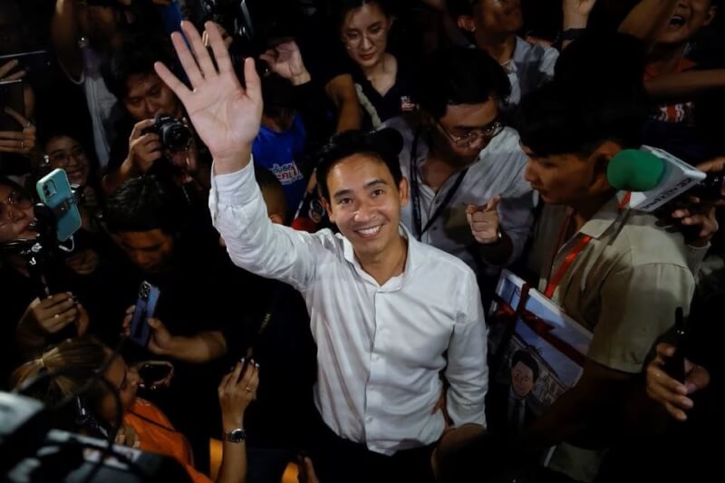 泰國選舉委員會15日數據顯示，國會大選幾乎完成計票，兩個主要在野黨遙遙領先，執政近10年的政府遭遇重大挫敗。圖為14日改革派前進黨領導人皮塔向群眾揮手致意。（路透社）