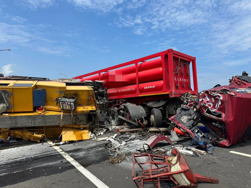 台61線西濱快速道路39.4公里處大園往草漯段16日上午發生貨櫃曳引車撞大型動力機械車事故，導致曳引車的車頭毀損、大型動力機械翻覆，目前北上路段封閉。（桃園市警局大園分局提供）中央社記者吳睿騏桃園傳真  112年5月16日