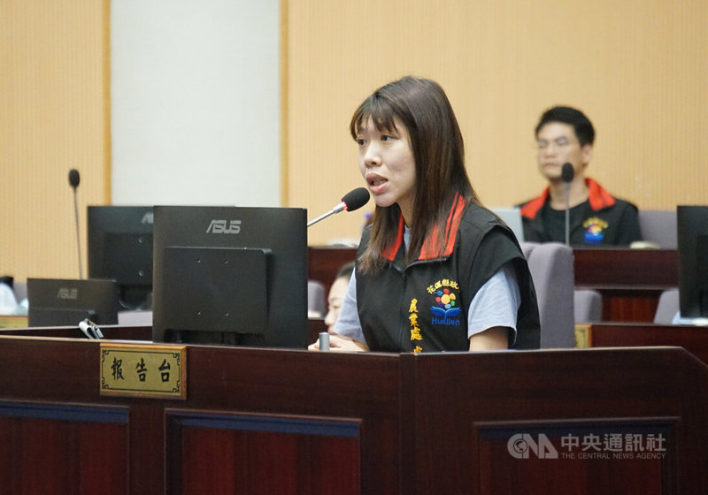 花蓮縣議會16日進行縣政總質詢,民進黨花蓮縣議員張美慧詢問動保議題,建議縣府比照「捕蜂捉蛇」委託專案單位辦理,花蓮縣農業處長陳淑雯(前)答詢表示,將評估研議後再向中央爭取經費。中央社記者張祈攝 112年5月16日