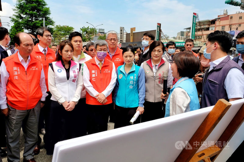 行政院長陳建仁（前排左3）16日到桃園市龜山區視察交通安全系列活動表示，在政府投入前瞻建設後，行人的死亡人數在最近4年確實有陸續下降，代表前瞻建設在道路改善上已呈現初步效果。中央社記者吳睿騏桃園攝  112年5月16日