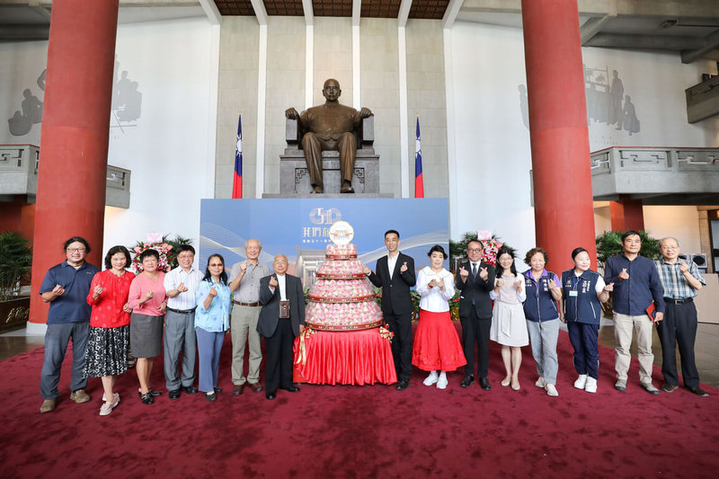 國立國父紀念館16日舉行51週年館慶典禮，邀請印尼新住民歌手櫻櫻與竹韻揚聲樂團帶來悠揚樂聲，東湖國小舞獅隊展現威武靈動的傳統技藝，為活動增添光彩。（國立國父紀念館提供）中央社記者邱祖胤傳真 112年5月16日