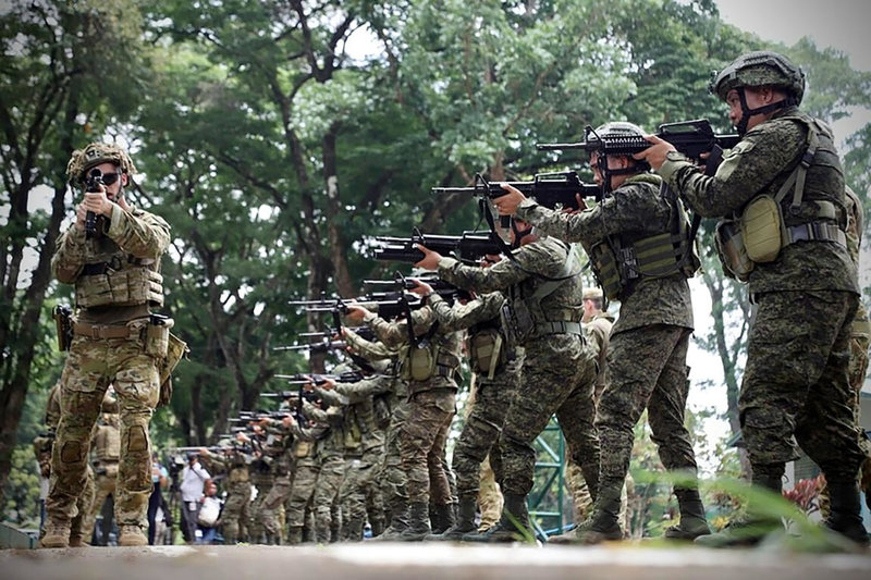 菲律賓和澳洲陸軍15日在黎薩省（Rizal）卡賓賓軍營（Camp Capinpin）進行「盟友」聯合軍演，訓練城鎮戰、叢林戰及情報、監控、偵察等技能。（菲律賓陸軍提供）中央社記者陳妍君馬尼拉傳真  112年5月16日