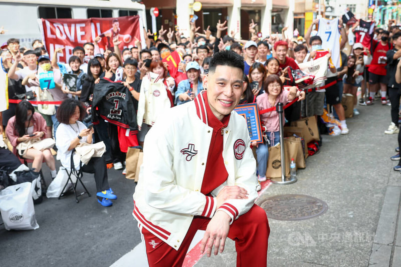 台灣職籃P. LEAGUE+高雄17直播鋼鐵人球星林書豪(前)16日在台北西門町出席服飾品牌聯名發表會,現場聚集大批球迷到場支持,林書豪開心與球迷們合影。中央社記者王騰毅攝 112年5月16日