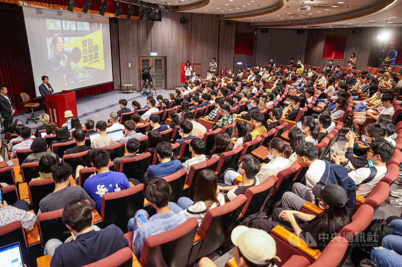 民進黨主席賴清德（講者）16日到國立政治大學出席「政治進入大學！？-青年與主席有約」活動，以「成為台灣的造浪者」為題進行演講，吸引許多學生進場聆聽。中央社記者鄭清元攝  112年5月16日