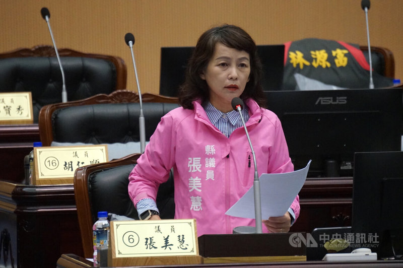 民進黨花蓮縣議員張美慧(圖)16日在議會定期大會關心動保議題,針對花蓮縣動物保護自治條例進度等問題詢問花蓮縣政府。中央社記者張祈攝 112年5月16日