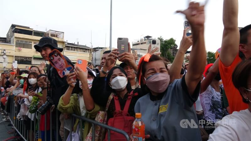 泰國前進黨在國會眾議院選舉拿下最多席次有望組閣，前進黨主席皮塔15日傍晚帶著曼谷的眾議員當選人在曼谷老城區以車隊掃街謝票，支持者在路邊激動大喊。中央社記者呂欣憓曼谷攝 112年5月15日