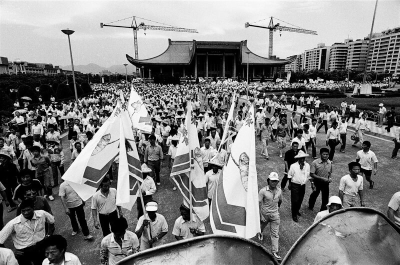 35年前的台灣以農產出口外匯來扶植工業，施行不合理的稻穀換肥料措施，又面臨美國施壓開放市場，台灣農民權益被犧牲，終於醞釀出台灣解嚴後第一宗大規模群眾運動，也就是520農運。（邱萬興提供）