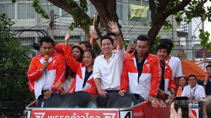 泰國前進黨在國會眾議院選舉拿下最多席次有望組閣，前進黨主席皮塔（著白色襯衫者）15日傍晚帶著曼谷的眾議員當選人在曼谷老城區以車隊掃街謝票。中央社記者呂欣憓曼谷攝 112年5月15日