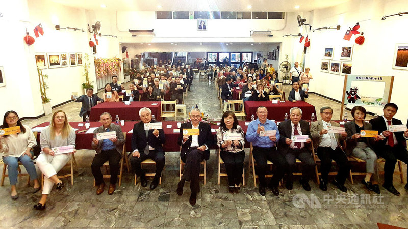 阿根廷僑界與阿根廷友人共同簽署聲援台灣加入世界衛生大會（WHA），高舉#LetTaiwanHelp #LetTaiwanIn的標語字卡，向世界發聲。中央社記者黃韻如布宜諾斯艾利斯攝 112年5月16日