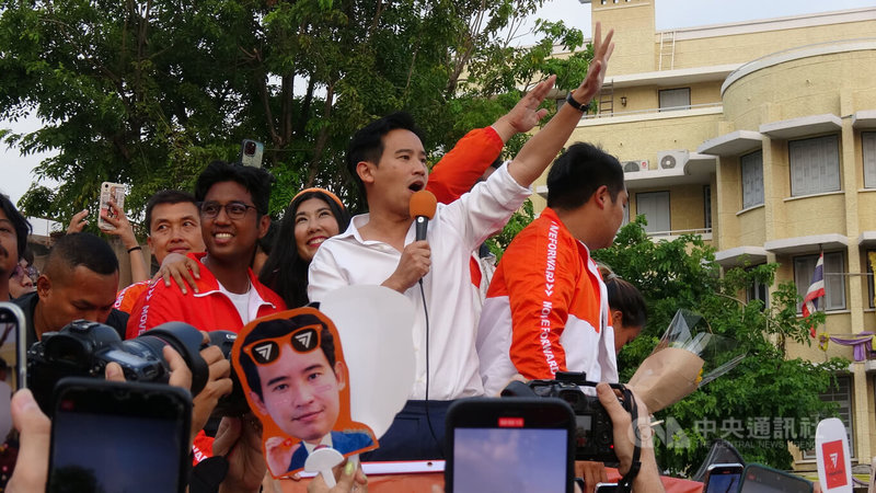 泰國14日舉行國會大選，新興政黨前進黨拿下眾議員151席成為國會第一大黨。黨主席皮塔（著白襯衫者）15日在曼谷帶領車隊掃街謝票。中央社記者呂欣憓曼谷攝 112年5月16日