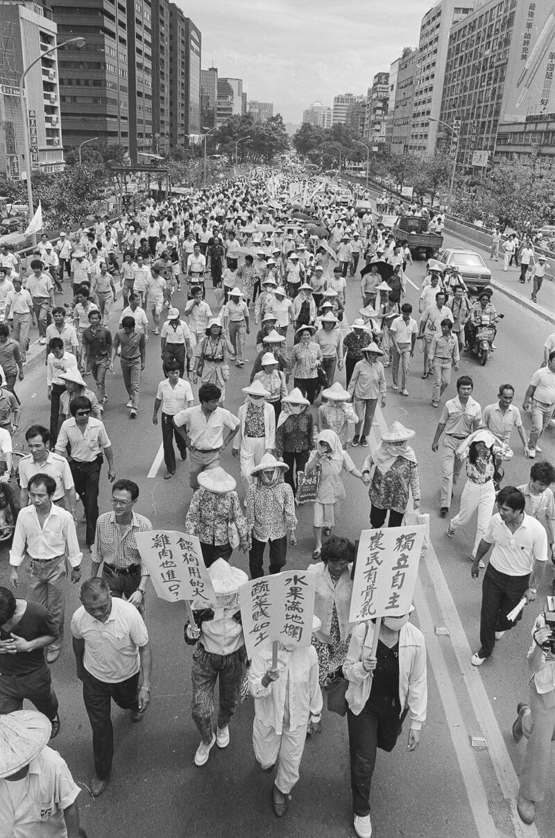 35年前的台灣以農產出口外匯來扶植工業，施行不合理的稻穀換肥料措施，又面臨美國施壓開放市場，台灣農民權益被犧牲，終於在1988年5月20日爆發520農運，當時農民的訴求之一是「農地自由使用」。（邱萬興提供）