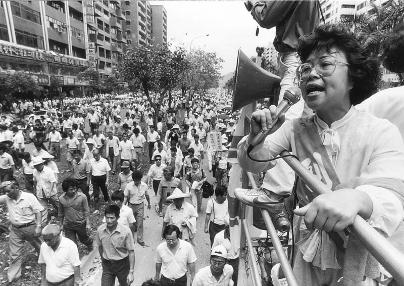 1988年5月20日，當年台灣以農產出口外匯來扶植工業，又面臨美國施壓開放市場的壓力，經濟起飛卻犧牲台灣農民權益，終於爆發520農運，導致130多人被捕，近百人被移送法辦。前右為當年農運副總指揮蕭裕珍。（邱萬興提供）