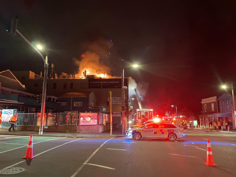 位在紐西蘭首都威靈頓市中心的Loafers Lodge旅館16日凌晨發生火災。（圖取自facebook.com/wellingtoncitycouncil）