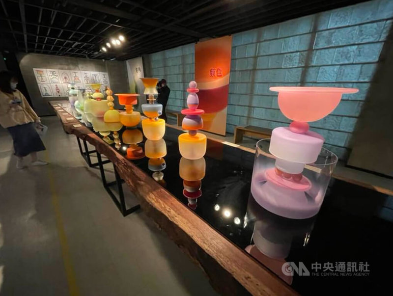 中國玻璃藝術家趙瑾雅首場個人大型展覽「覓游憶境」，將從18日起在上海琉璃藝術博物館舉行，展示過去數年的30件創作。圖為現場展出趙瑾雅的玻璃藝術創作。中央社記者吳柏緯上海攝  112年5月17日