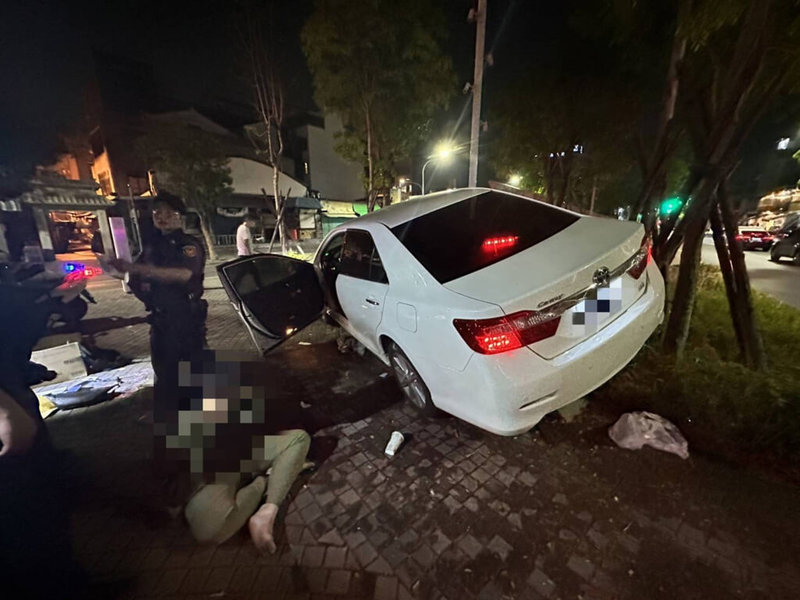 嘉義林姓男子17日凌晨駕車途經台南市中西區停等紅燈時，車中飄出毒味遭巡邏警員攔查，林男立刻駛離逃逸，卻疑因路況不熟自撞，當場被逮，警方在車中搜出毒品，訊後將依毒品罪嫌送辦。（台南市警局提供）中央社記者張榮祥台南傳真  112年5月17日