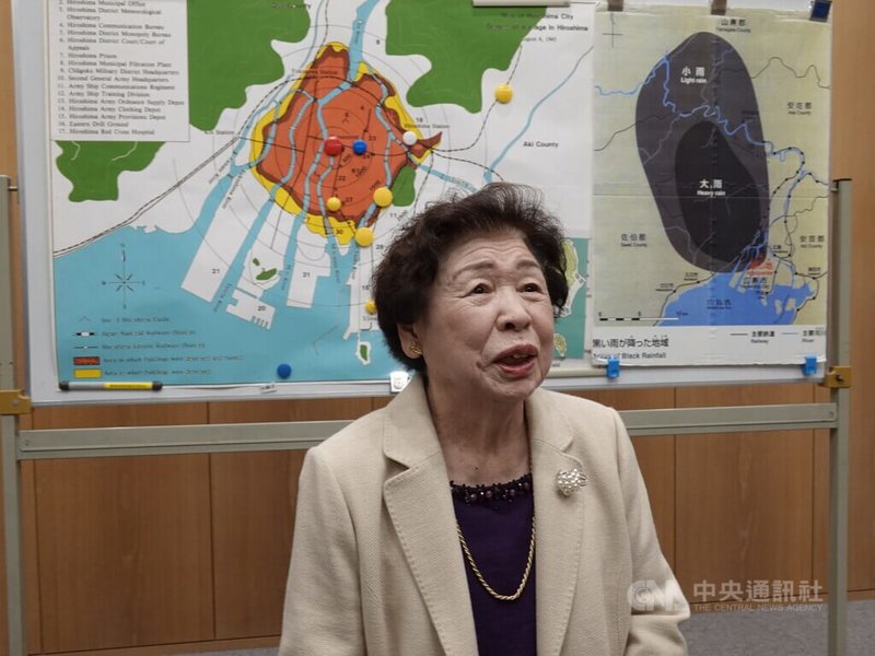 日本廣島在1945年8月6日遭美軍原子彈轟炸時,河野清美14歲。圖為今年4月25日她對駐日的外籍媒體講述核武的恐怖。她背後的圖是原子彈轟炸的爆炸中心地、下輻射雨「黑雨」的圖。中央社記者楊明珠廣島攝 112年5月17日