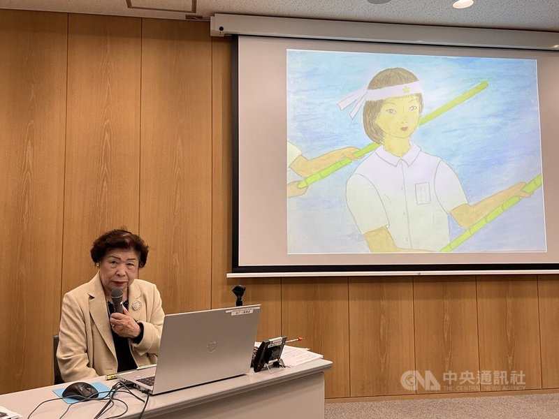 92歲的廣島人河野清美說,自己國中時代是個頭綁著布條的「軍國少女」。除了縫製軍服,老師還告訴她和同學,萬一美軍打來了,要拿竹竿捅他們的喉嚨。中央社記者楊明珠廣島攝 112年5月17日