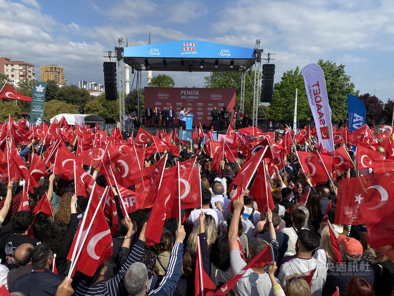 土耳其14日舉行大選，競選連任的總統艾爾段與對手基里達歐魯得票率都未過半，將進入5月28日第二輪決選分勝負。圖為在野陣營的造勢場合，攝於5月14日。中央社記者鍾佑貞伊斯坦堡攝 112年5月17日