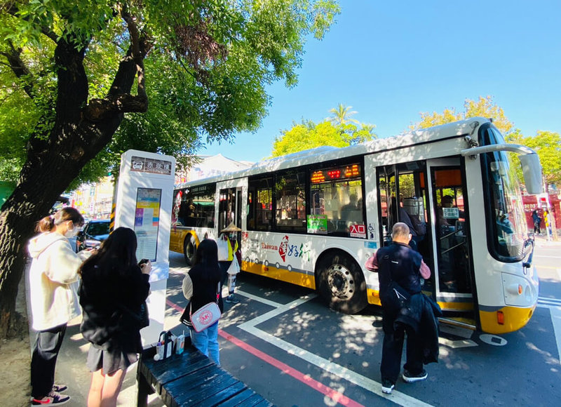 台灣好行觀光公車部分路線載客量低，台南市政府17日宣布，「府城巡迴線」、「安平台江線」及「山博行線」等3條路線20日起推出半價優惠。（台南市政府提供）中央社記者張榮祥台南傳真  112年5月17日