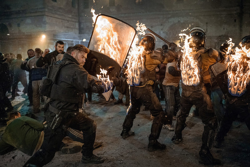 好萊塢巨星「雷神索爾」克里斯漢斯沃(Chris Hemsworth)在動作片「驚天營救2」的一場監獄打鬥戲中,得以一擋百救人,過程中天外還飛來一顆燃燒彈在天空爆炸,讓他成為名副其實「玩火的男人」。(Netflix提供)中央社記者葉冠吟傳真 112年5月17日