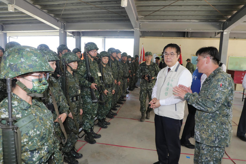 台南市長黃偉哲（右2）17日前往官田區新中靶場，出席後備軍人教育召集訓練敬軍活動。（台南市政府提供）中央社記者楊思瑞台南傳真  112年5月17日