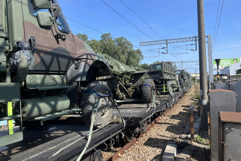 一列載運軍用裝備的火車17日下午行經台南仁德段時，因機件故障停在軌道上，影響當地平交道交通，並造成台鐵其他列車誤點。（讀者提供）中央社記者楊思瑞台南傳真 112年5月17日