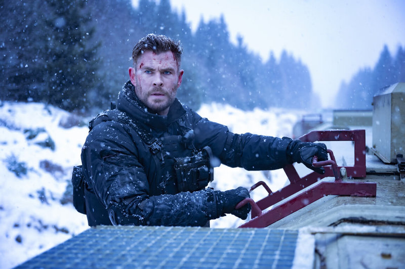 好萊塢巨星「雷神索爾」克里斯漢斯沃(Chris Hemsworth)在動作片「驚天營救2」飾演的主角泰勒雷克(Tyler Rake),在首集經歷九死一生後,再次受託展開另一場致命危險任務,他得勇闖監獄營救多名慘遭毒打的囚犯。(Netflix提供)中央社記者葉冠吟傳真 112年5月17日