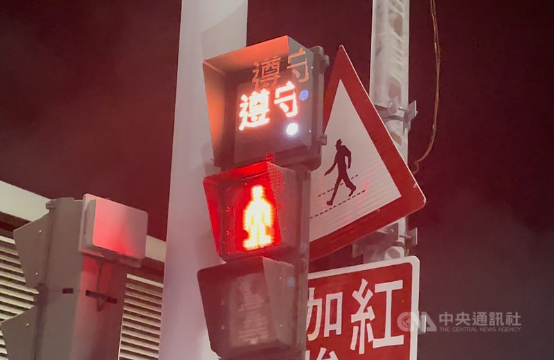 台南市舊城區及人潮擁擠的多個路口，設有行人號誌燈輔助顯示屏（VMS），提醒行人小心過馬路。中央社記者張榮祥台南攝 112年5月17日