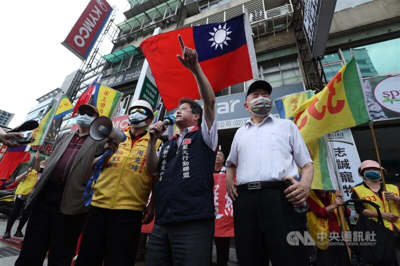 國民黨17日下午召開中常會,鴻海創辦人郭台銘支持者在中央黨部外呼口號,力挺郭台銘參選2024總統。中央社記者吳家昇攝 112年5月17日