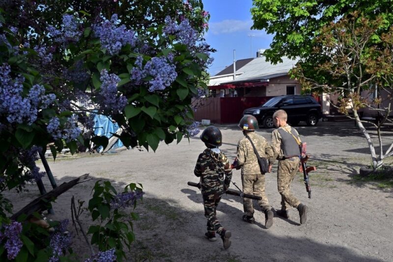 一群烏克蘭男孩們戴著二手頭盔、手拿玩具槍基輔地區的村莊玩著戰爭遊戲。（法新社）