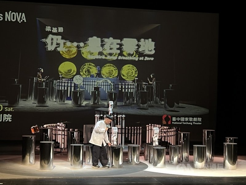 邀請媒體藝術家梁基爵將於20日在台中國家歌劇院演出，台中國家歌劇院18日舉辦記者會，邀請梁基爵在會中說明作品「仍…息在零地」的創作理念，並介紹舞台裝置。中央社記者郝雪卿攝  112年5月18日