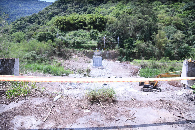 花蓮縣玉里鎮赤科山腳下的竹林橋，橫跨高寮溪，為高寮地區往竹林社區及赤科山重要聯絡道路。去年918地震赤科山主要道路坍方受阻，當時受困民眾就取道竹林橋溪底便道暫時通行。（花蓮縣政府提供）中央社記者李先鳳傳真  112年5月18日