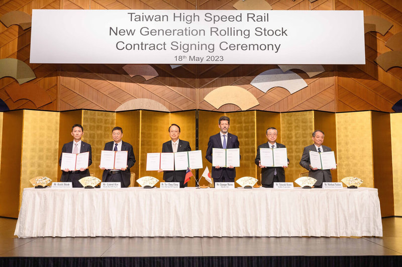 台灣高鐵18日下午在日本東京與日立東芝聯盟（HTSC）正式簽訂新世代列車組採購契約，由台灣高鐵董事長江耀宗（左3）與日立東芝聯盟代表共同簽署。（台灣高鐵提供）中央社記者汪淑芬傳真  112年5月18日