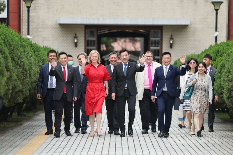 前英國首相特拉斯（Liz Truss）（前左2）18日拜會立法院，由國民黨立委江啟臣（前右3）、陳以信（前左）及民進黨立委趙天麟（前右2）等人迎接。中央社記者王飛華攝  112年5月18日