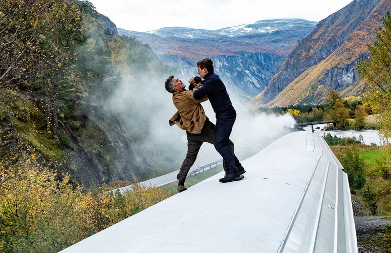 美國演員湯姆克魯斯（Tom Cruise）（右）和伊沙摩路斯（左）為了電影「不可能的任務：致命清算 第一章」，在急速行駛的火車頂端驚險纏鬥。（UIP提供）中央社記者葉冠吟傳真 112年5月18日