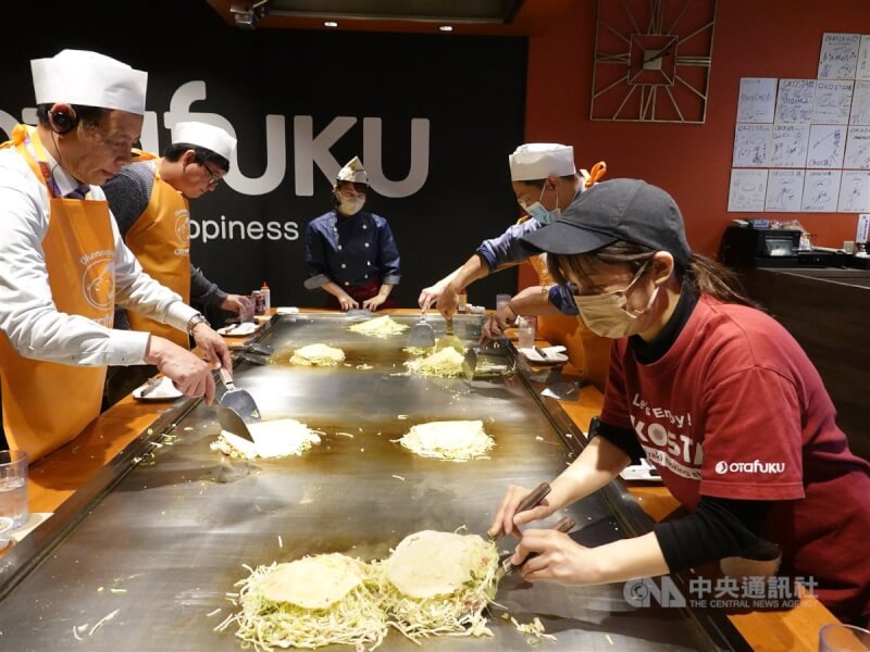 廣島車站旁也有御好燒體驗工坊OKOSTA。這是由製造、販售御好燒醬汁等商品製造商OTAFUKU SAUCE所經營，吸引許多家長帶小孩以及外籍觀光客前來。中央社記者楊明珠廣島攝 112年5月18日