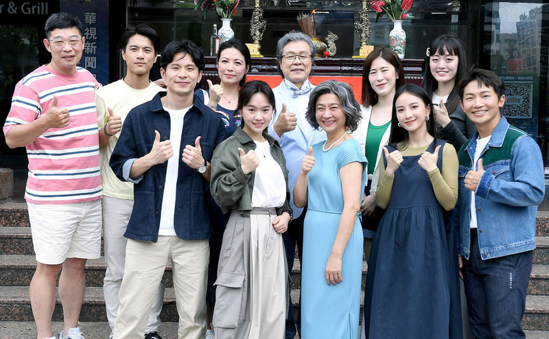華視與公視台語台聯手打造台語劇「我的意外室友」,描述渴望買房結婚生子的演員姚淳耀(前左)、嚴正嵐(前左2)情侶檔,遇上終生未婚的退休女企業家楊麗音(前右3),3人意外成為房客與房東,開啟一連串不同世代互相碰撞的人生故事,全劇18日熱鬧舉行開鏡儀式。(華視提供)中央社記者葉冠吟傳真 112年5月18日