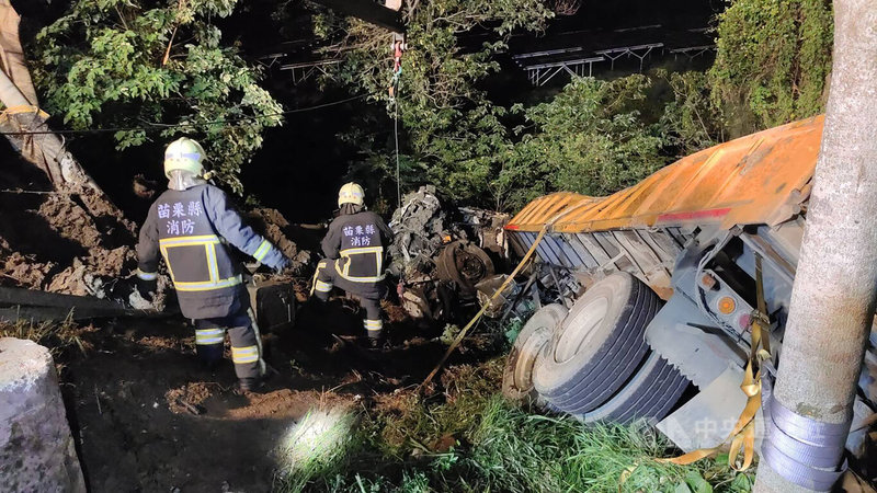 苗栗縣消防局18日晚間獲報，在國道3號南下123.5公里處發生車禍，現場為一輛砂石車衝出護欄後翻落邊坡，駕駛受困車內，立即出動人車救援。中央社記者管瑞平攝  112年5月18日