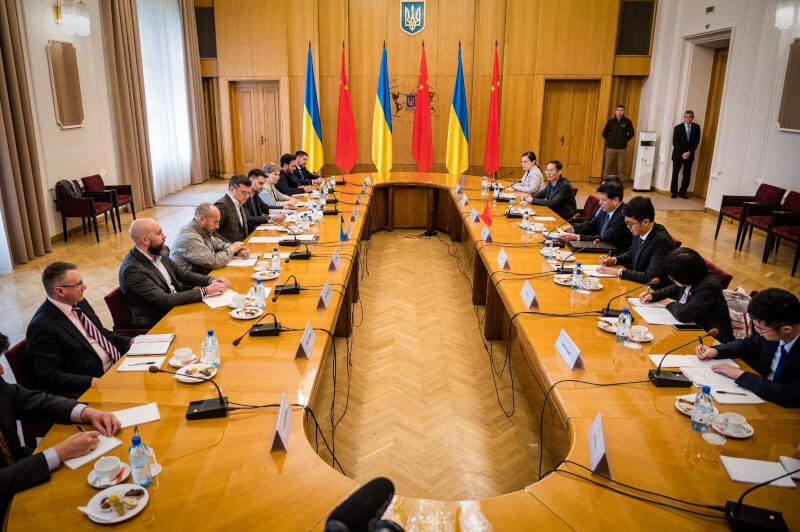 圖為烏國外交部長庫列巴（前左5）17日在基輔會見中國特使李輝（前右4）。（圖取自facebook.com/UkraineMFA）