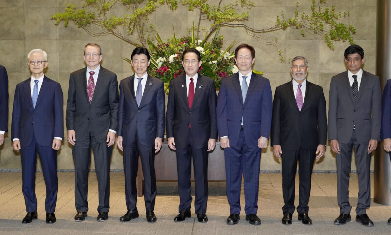 日本首相岸田文雄（中）18日會見台積電董事長劉德音（右3）、英特爾執行長季辛格（左2）等國際半導體業者。（共同社）