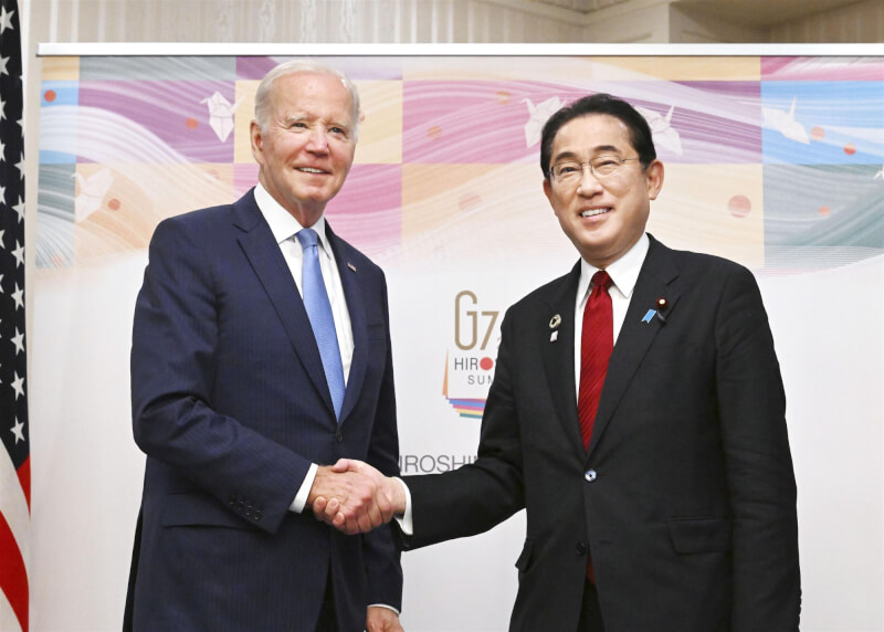 美國總統拜登（左）18日在日本廣島與日本首相岸田文雄（右）舉行雙邊會談。（共同社）
