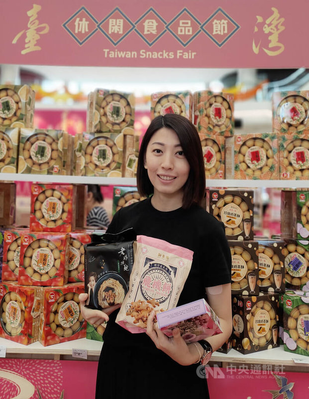 「台灣休閒食品節」（Taiwan Snacks Fair）從16日到21日在馬來西亞的Pavilion Bukit Jalil中庭舉行，圖為大馬朋友購買心愛的台灣休閒食品。中央社記者黃自強吉隆坡攝  112年5月18日