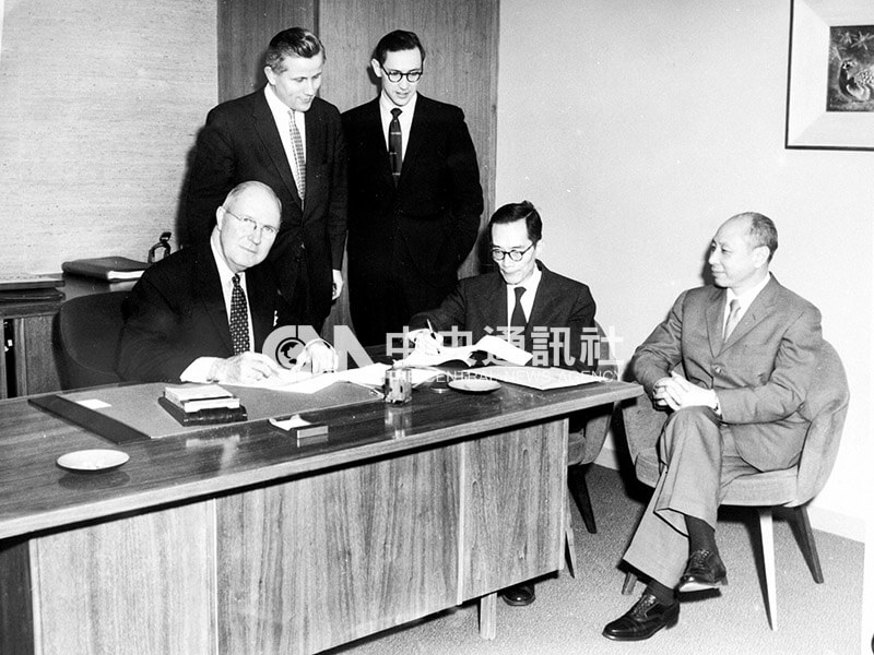 1958年3月28日與國際奇異電氣公司簽訂購買核子反應爐合約，台灣核子研究進入一個新的世紀。由左至右，（坐者）奇異公司出口部經理謝克、梅貽琦博士，及中美文化基金委員會秘書葉良材。（中央社檔案照片）