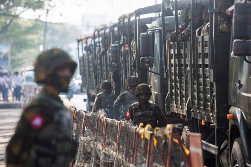 圖為2月15日仰光街頭可見成群緬甸軍人。（路透社）