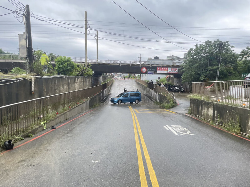 新竹市19日豪雨，造成多處地下道淹水，竹市府工務處及消防局人員出動抽水機緊急抽水，截至上午9時，全中興地下道、元培地下道（圖）已完成抽水，陸續恢復通車。（新竹市政府提供）中央社記者魯鋼駿傳真  112年5月19日