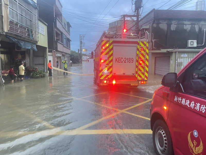 新竹縣地區19日降下持續性雨勢，導致轄內多處道路、地下道淹水，相關單位到場拉起封鎖線。（新竹縣政府提供）中央社記者魯鋼駿傳真  112年5月19日